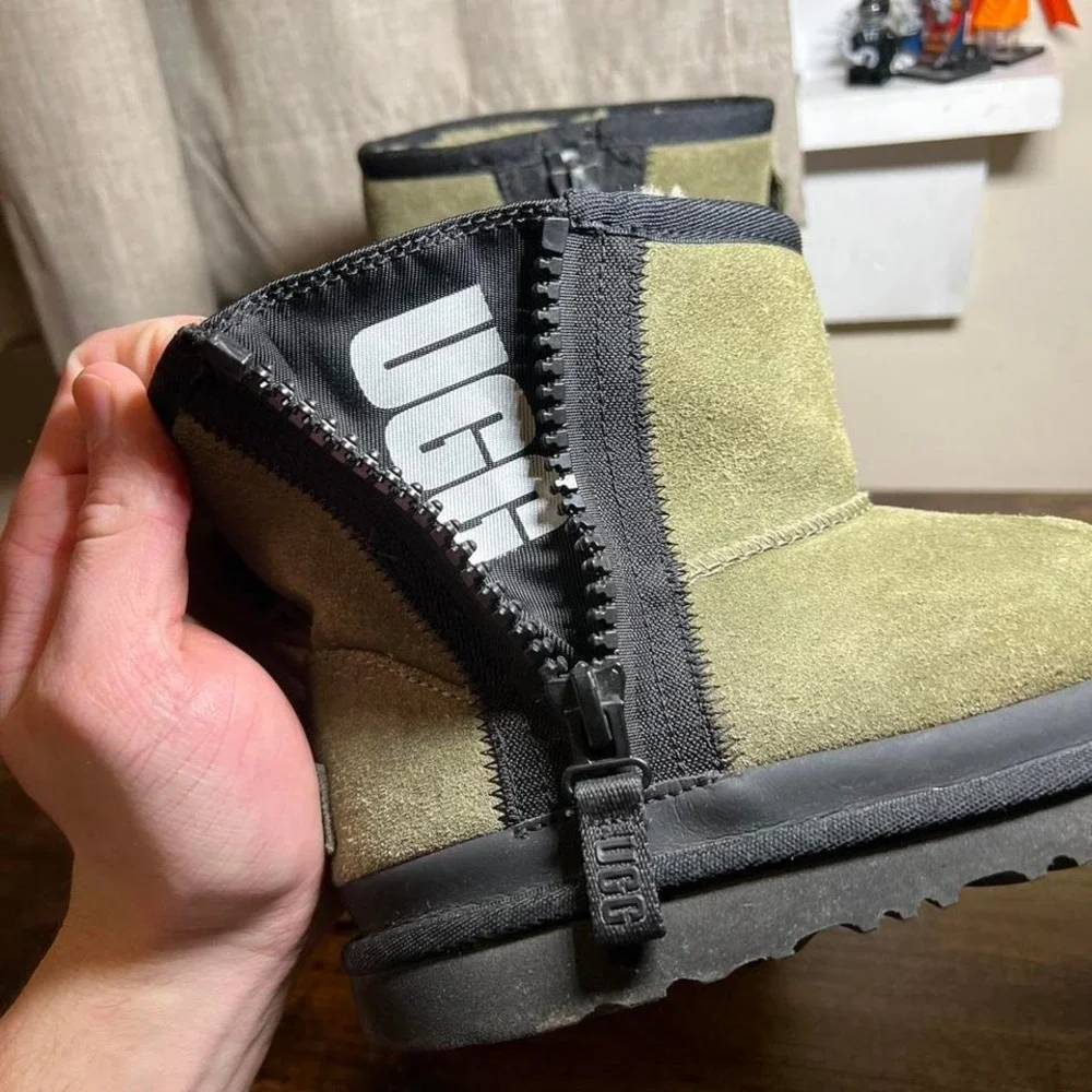 UGG Women's Classic Mini‎ Zipper Tape Logo Boot Burnt Olive 1144034 Size 4